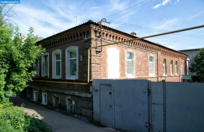 Старый кирпичный дом на улице Герасимова в Мичуринске