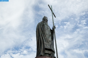 Современный Тамбов. Памятник святителю Питириму на Соборной площади в Тамбове