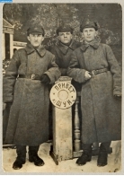Серафим (в центре) с двумя курсантами в шинелях в г. Шуя