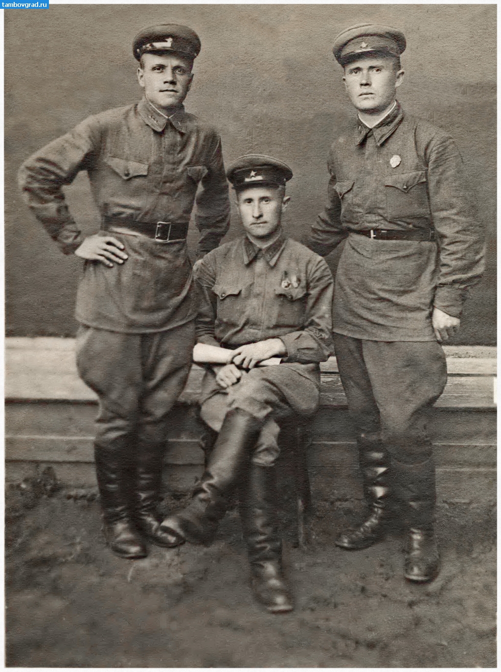 Братья Булановы. Буланов Серафим (слева) с сослуживцами в военной форме.