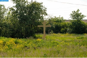 Поклонный крест на месте снесённой церкви в деревне Черемушка