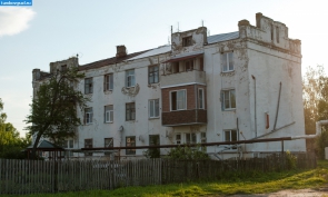 Трёхэтажный дом в посёлке Заводской
