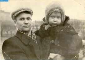 1964.На мосту жд.станции Подольск.Мой отец Неверов Алексей Иванович держит меня на руках.