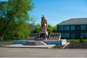 Памятник воинам в посёлке Демьян Бедный