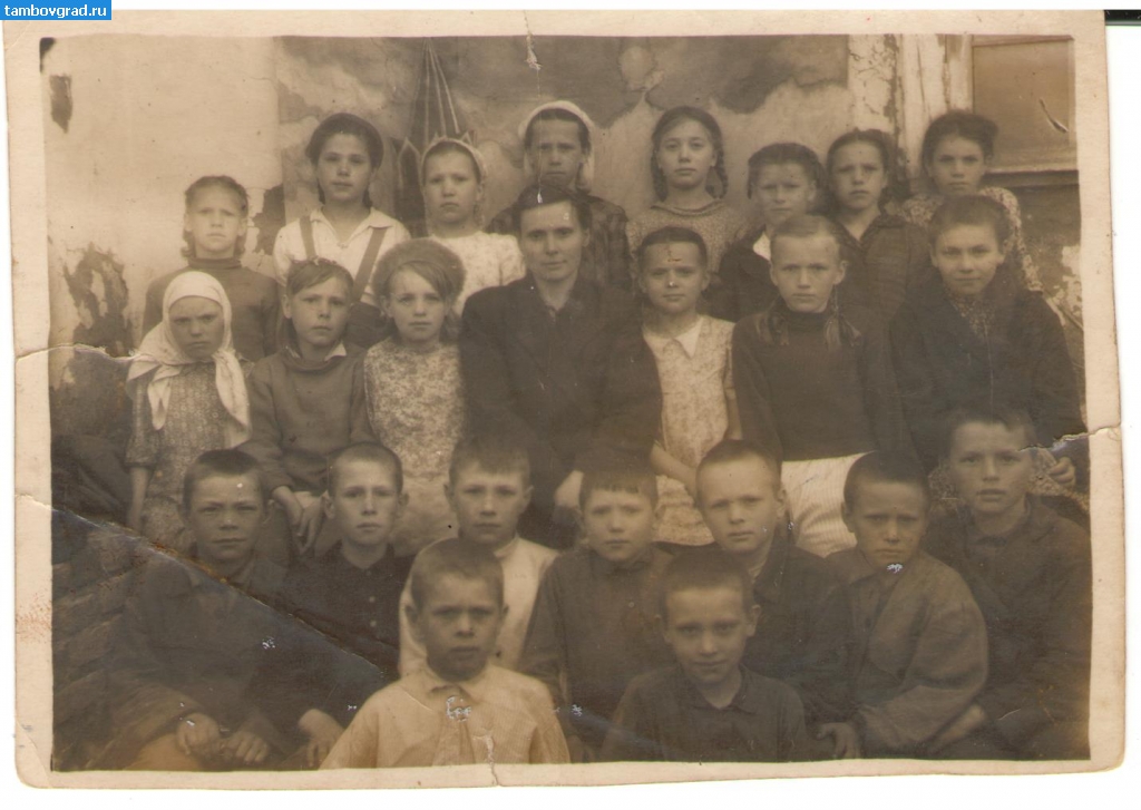 Новосельцевская школа 40х-50х годов.. 4 класс 1946 год.