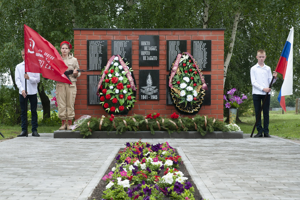 Памятник односельчанам погибшим в ВОВ с. Новосельцево.. Открытие мемориала