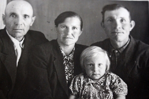 Василий Егорович и Семен Егорович Епихины с женой и дочкой Семена