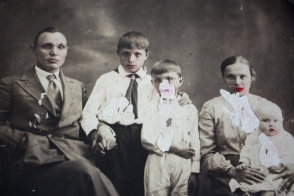Епихин Иван Егорович (Георгиевич) с женой Анастасией  и детьми. На фото Анатолий, Валентин и Клавдия. 
