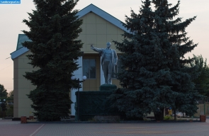 Усманский уезд. Памятник Ленину в Добринке