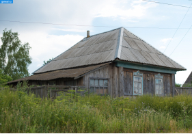 Старый дом в селе Новоселки