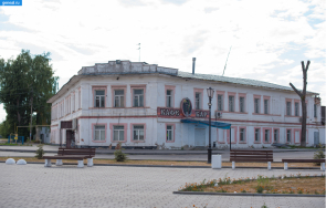 Здание на углу улиц Ленина и Комсомольской в Елатьме