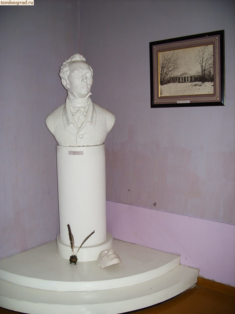 Личности. Бюст Боратынского в его музее в Софьинке