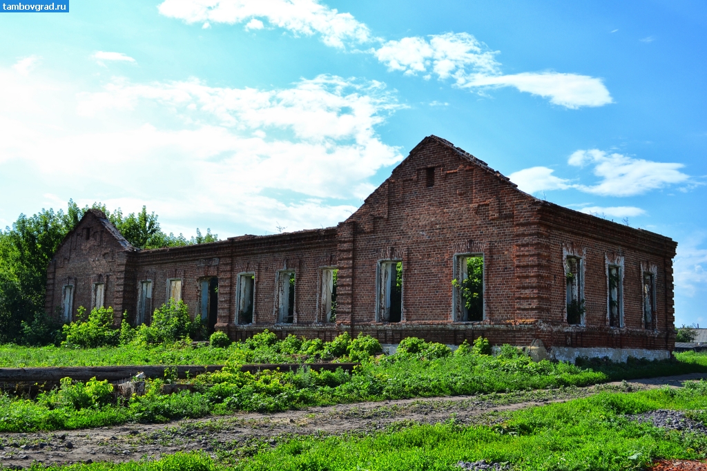 Никифоровский район. Разрушенная постройка возле церкви в селе Машково-Сурена