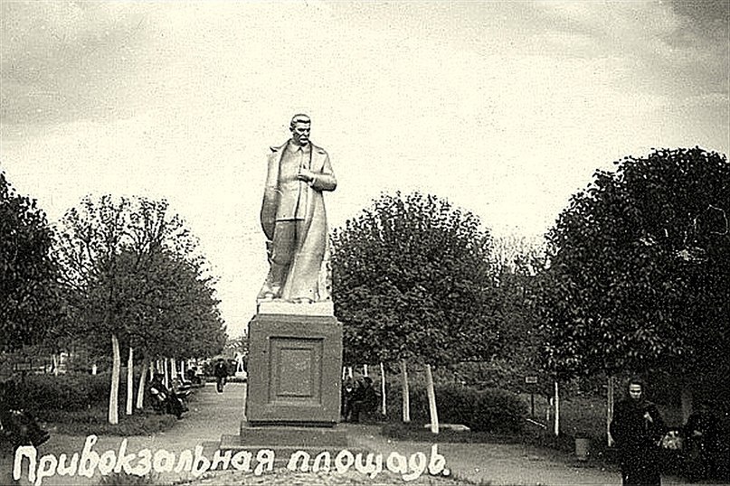 История Тамбова. Памятник Сталину на Привокзальной площади (демонтирован)