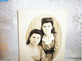 Нина Рябикина и Зоя Проскурякова (Им по 18 лет). 1950 год. Фото послано с Сахалина бабушке Наталье Корнеевне
