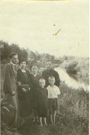 Михин Василий Григорьевич (справа) с женой Марией Петровной, братом Иваном, сестрой Анной и сыновьями Юрием и Анатолием. 1947 год