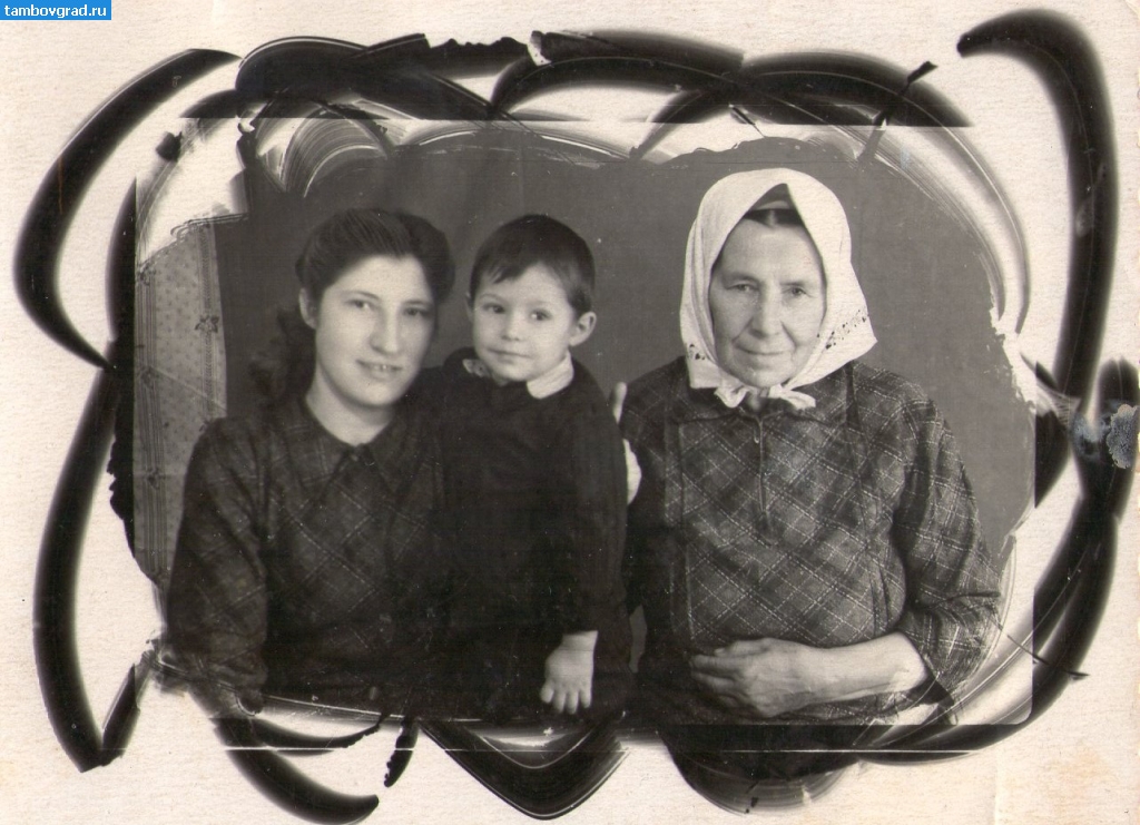 Лапины с.Александровка. Жена Лапина Василия Антоновича с дочерью и внучкой 1950г.