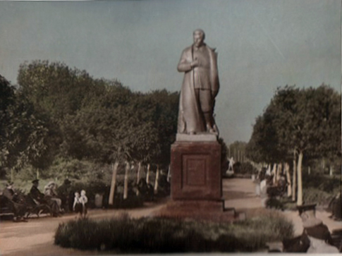 История Тамбова. Памятник Сталину на привокзальной площади в Тамбове