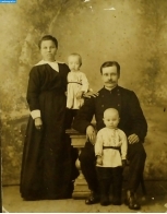 Михаил Никифорович с супругой Домной Матвеевной и с сыновьями